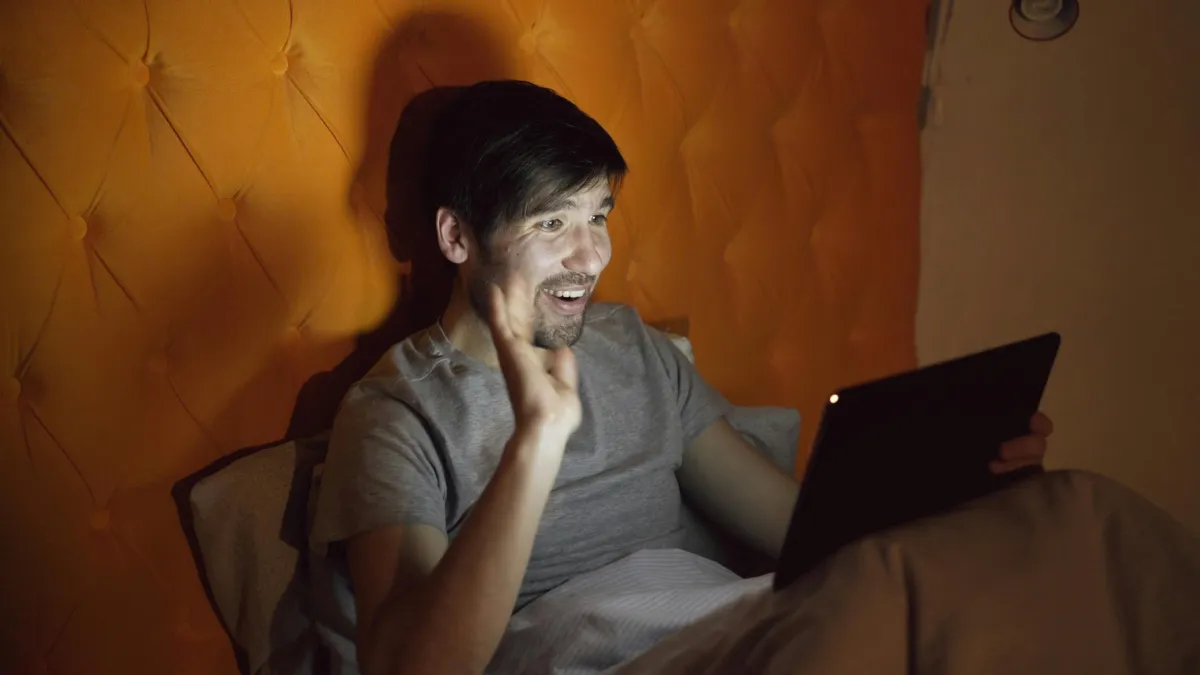 Zwei Menschen in einem Videoanruf, eine Person gestikuliert beim Sprechen