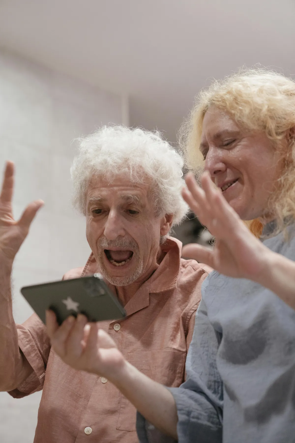 Großelternteil im Videoanruf mit Enkelkind für die Großeltern-Enkel-Verbindung