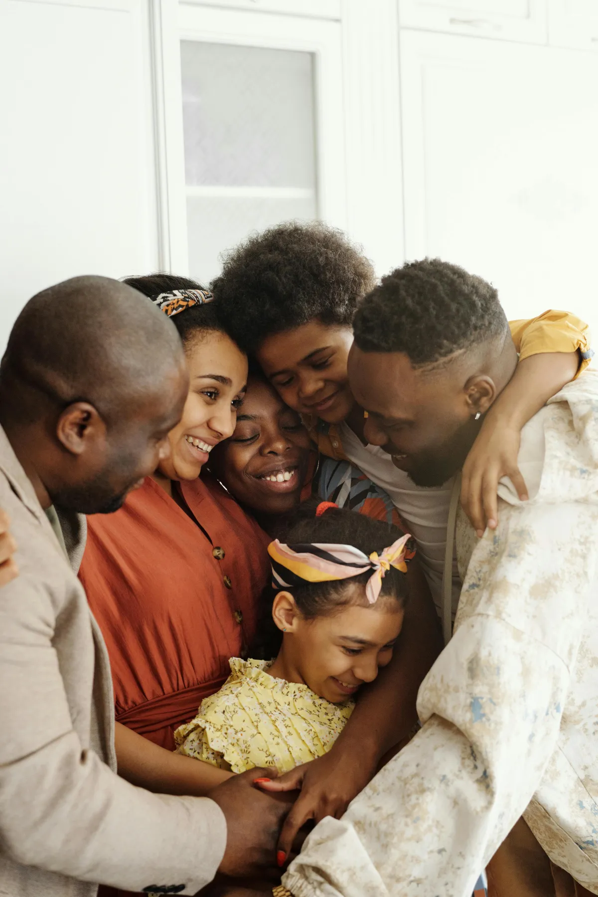 Verschiedene Familienmitglieder verbinden sich über Grenzen, internationale Familienkommunikation
