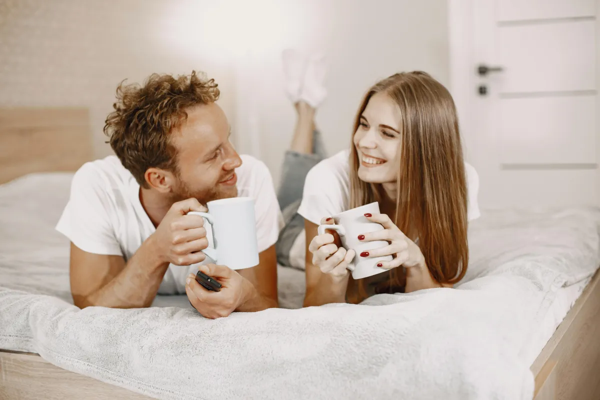 Paar trinkt Kaffee und schaut gemeinsam aufs Telefon, private Sharing-Apps 2026