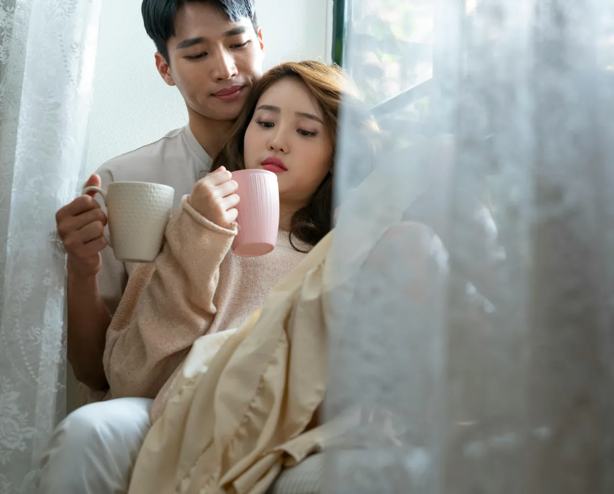 Couple reading on the couch at night, best time to journal relationship