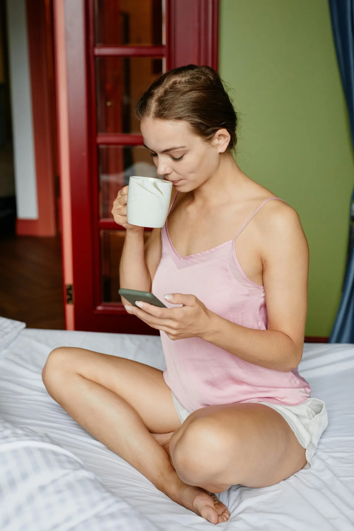 Pareja en distintos lugares mirando sus teléfonos con iluminación cálida