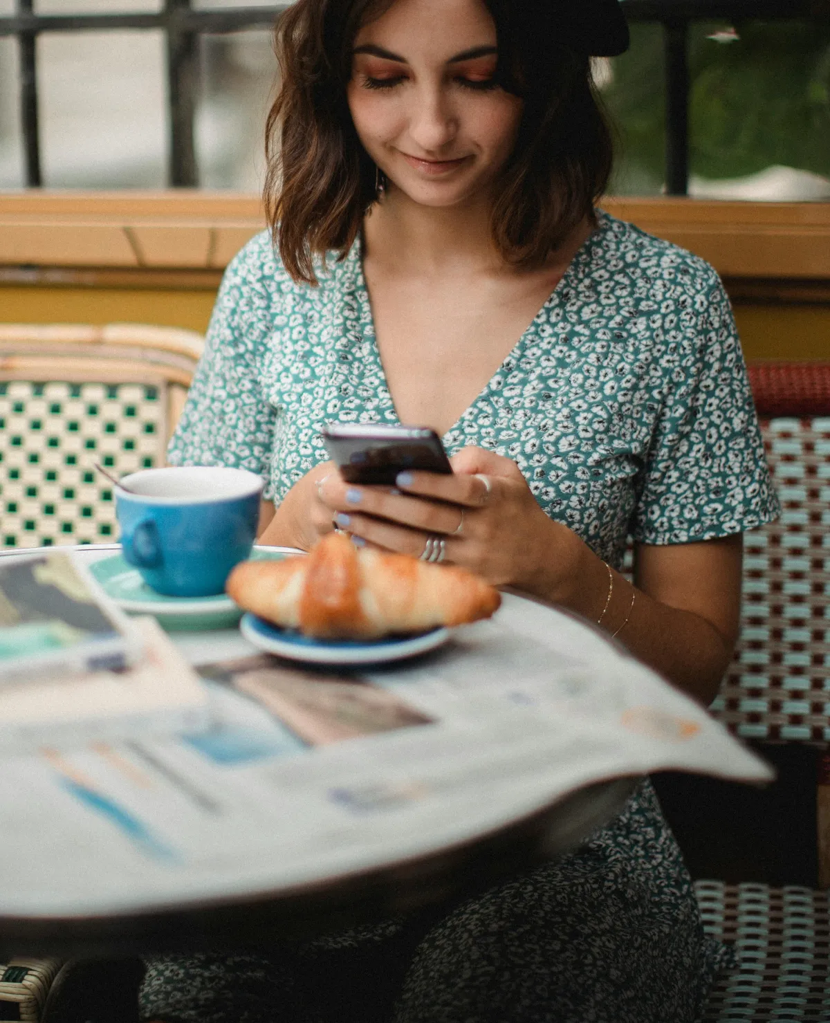 Persona escribiendo en su teléfono durante el café de la mañana, cuándo escribir en el diario pareja