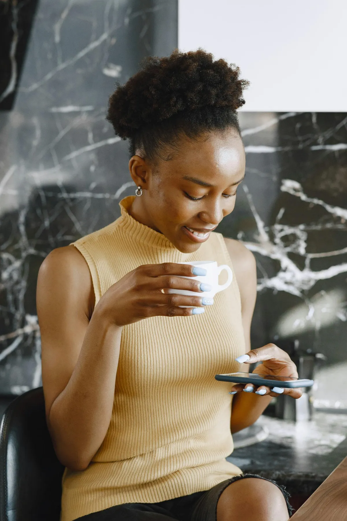 Une personne qui lit un message sur son téléphone avec une expression pensive, questions quotidiennes pour les couples