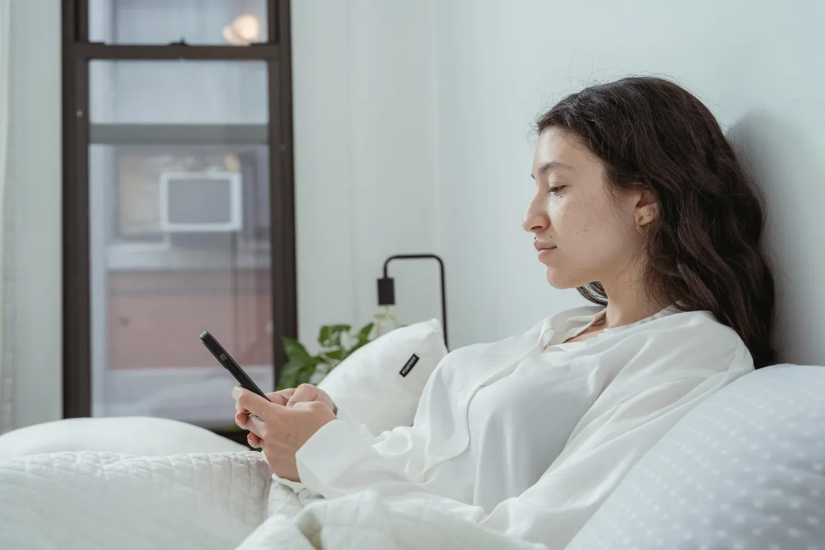 Une personne écrivant une pensée sur son téléphone dans un endroit calme, concept d'application de partage sélectif