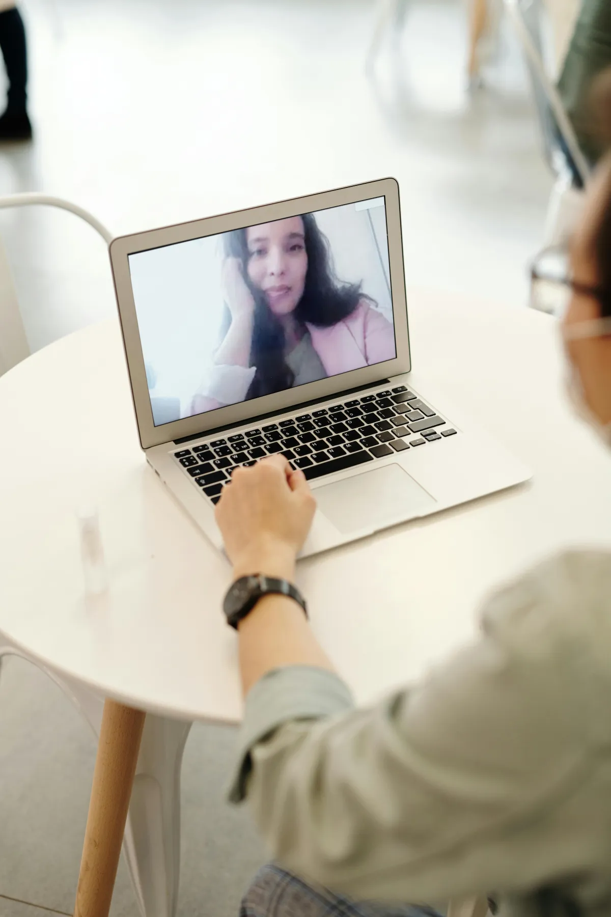 Due persone in videochiamata, che si sorridono sullo schermo