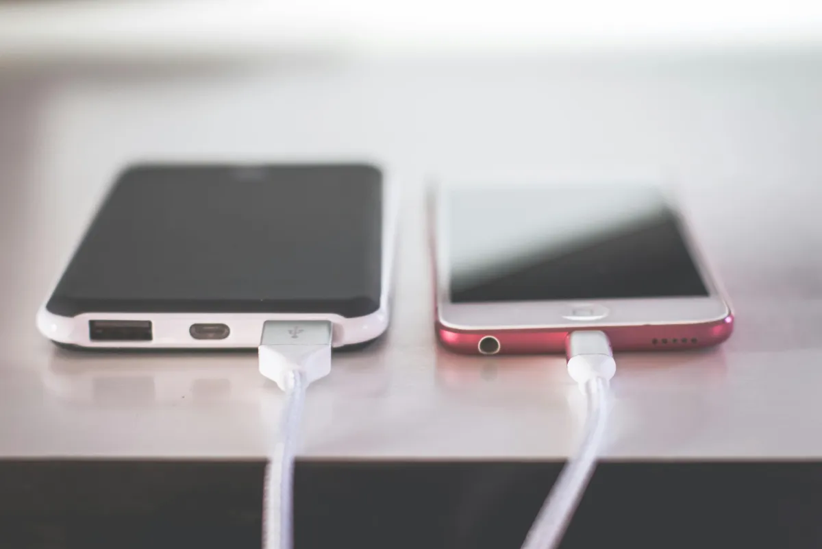 Два телефони поруч з повідомленнями, затишна обстановка
